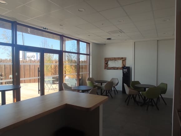 Une salle pour se réunir après la cérémonie